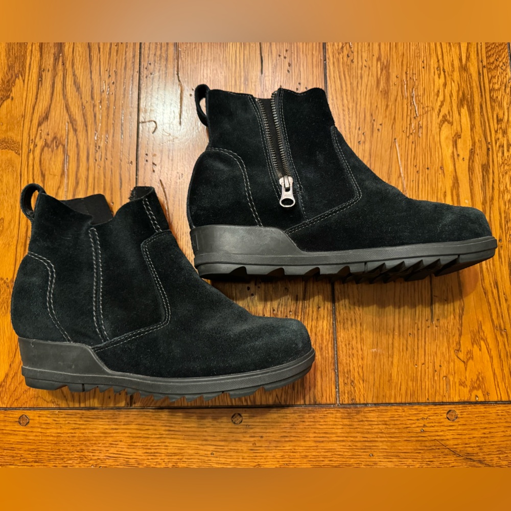 Sorel Black Suede Womenβs Heeled Boots. Size 7